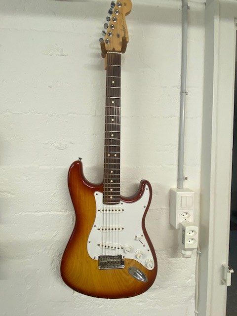 Strumenti musicali: Fender Stratocaster American Standard USA sunburst 2012 – Usato da Arlesheim venduto da rookie02 2