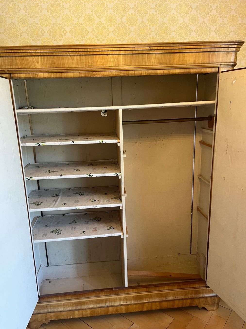 Armadi: Schrank 2 Türig Antik – Usato da Allmendingen b. BE venduto da juair 4