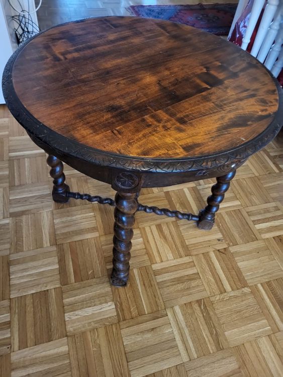 Charmante table ronde en bois massif avec pieds torsadés (Gebraucht) in ...