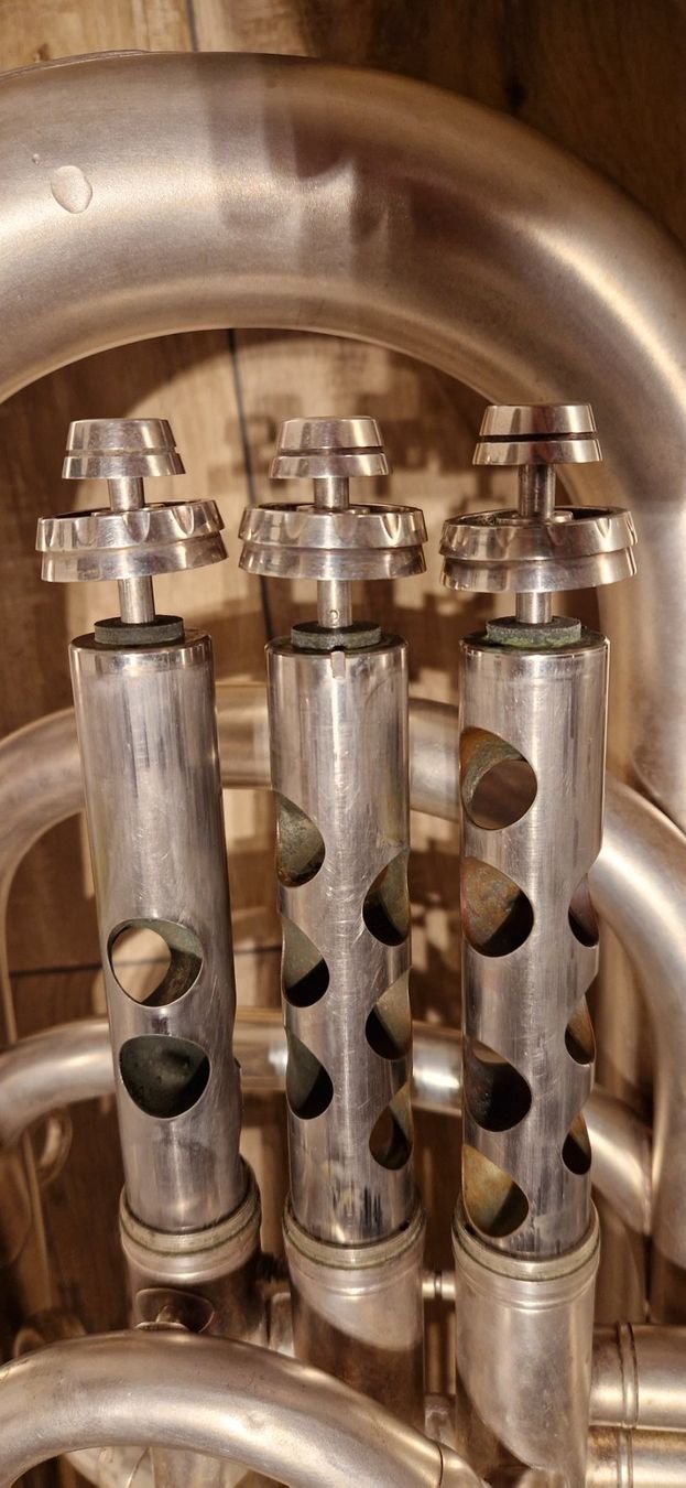 Besson Musikinstrumente: B-Tuba Besson mit Koffer – Gebraucht aus Buus von  9