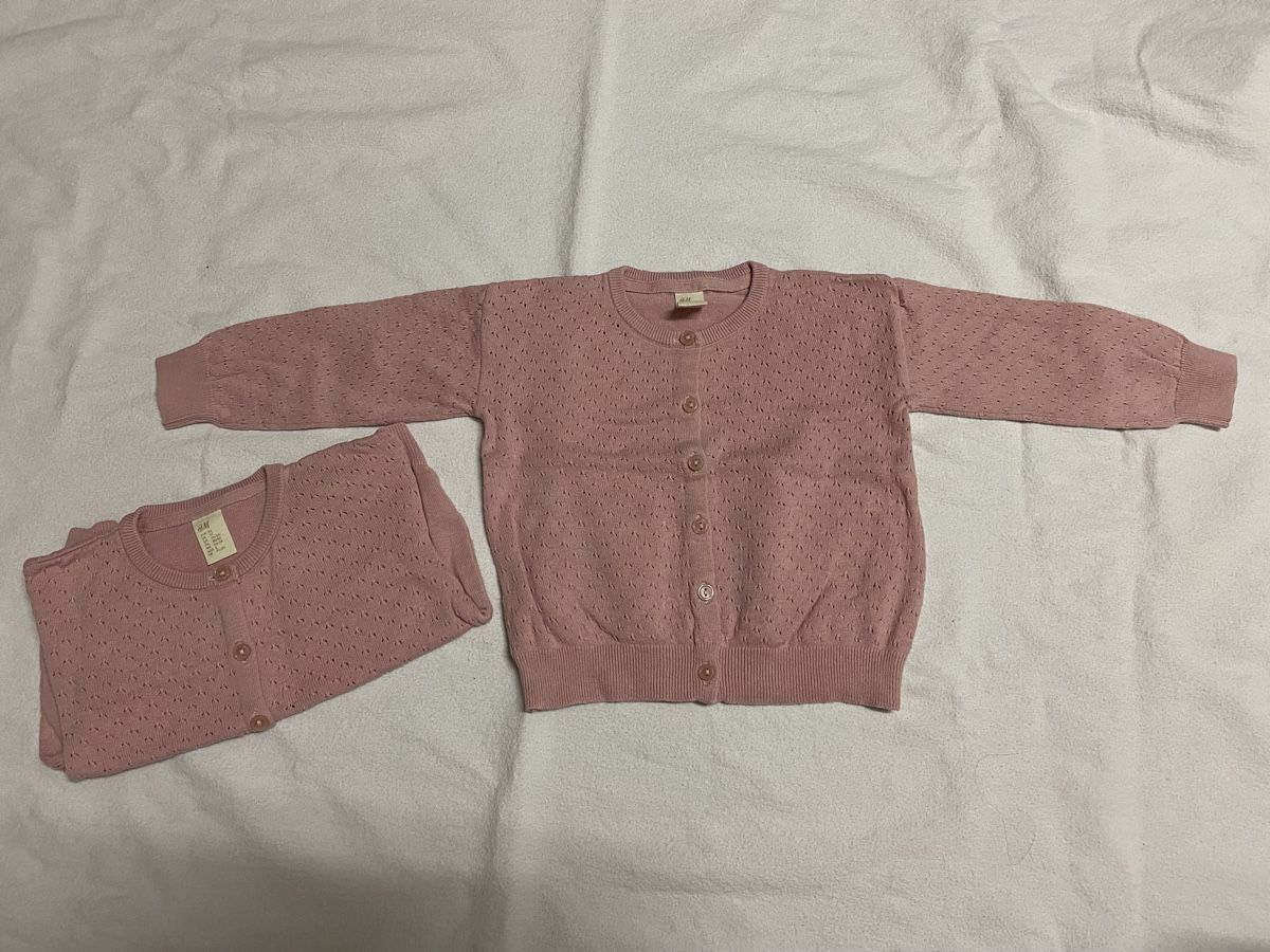 H&M Giacche & Cappotti: Strickjäckli in Grösse 92 im Doppelpack – Nuovo (secondo la descrizione) da Sissach venduto da SV-650