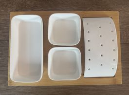 Praktisches Bambus Tablett mit Porzellan Schalen Apéroplatte