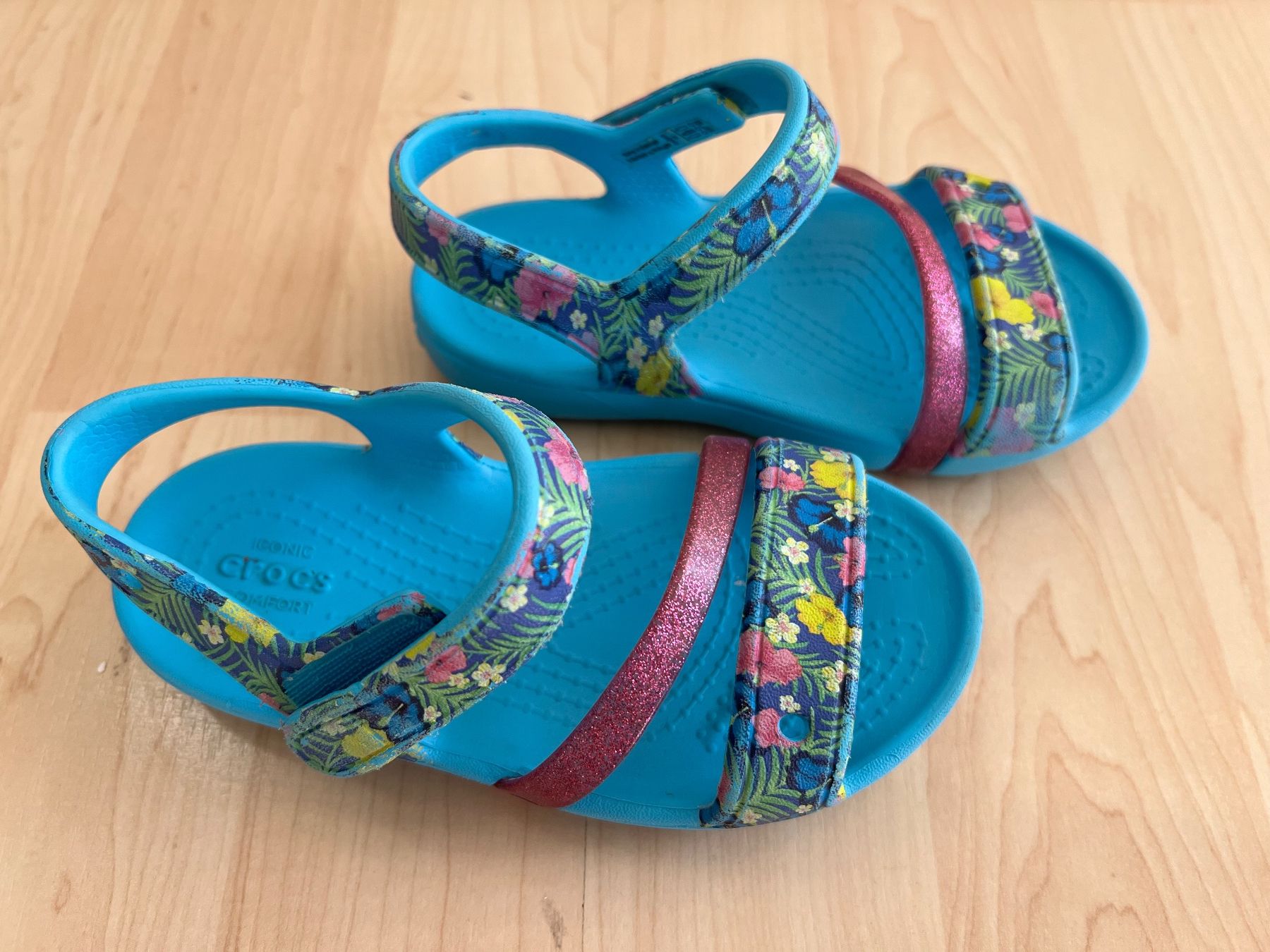Crocs Chaussures filles: Sommerschuhe Crocs C8 + Ixoo Ledersandalen Mädchen Gr. 24-25 – D'occasion à Siebnen par dte_9kmw 1