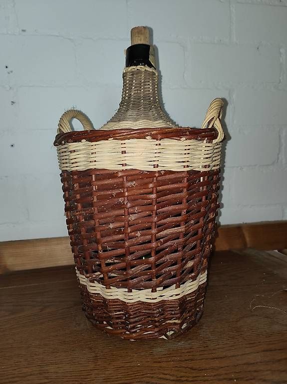 Bottiglie: Rustikale Korbflasche / Weinflasche mit Geflecht – Usato da Recherswil venduto da beawuethrich