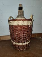 Rustikale Korbflasche / Weinflasche mit Geflecht