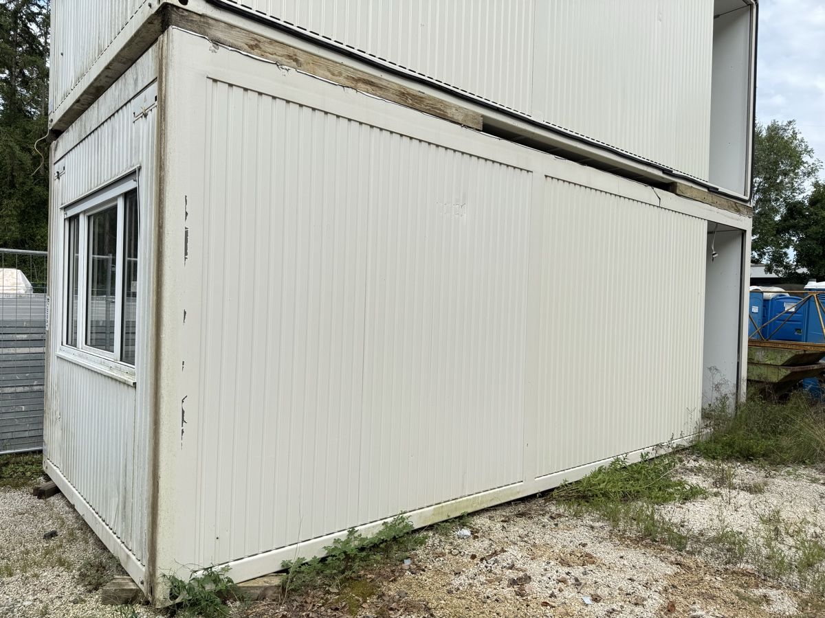 Contenitori edile: Container de bureau 7.5 x 3m avec isolation 10 cm – Usato da Brislach venduto da Lea_bggmbh
