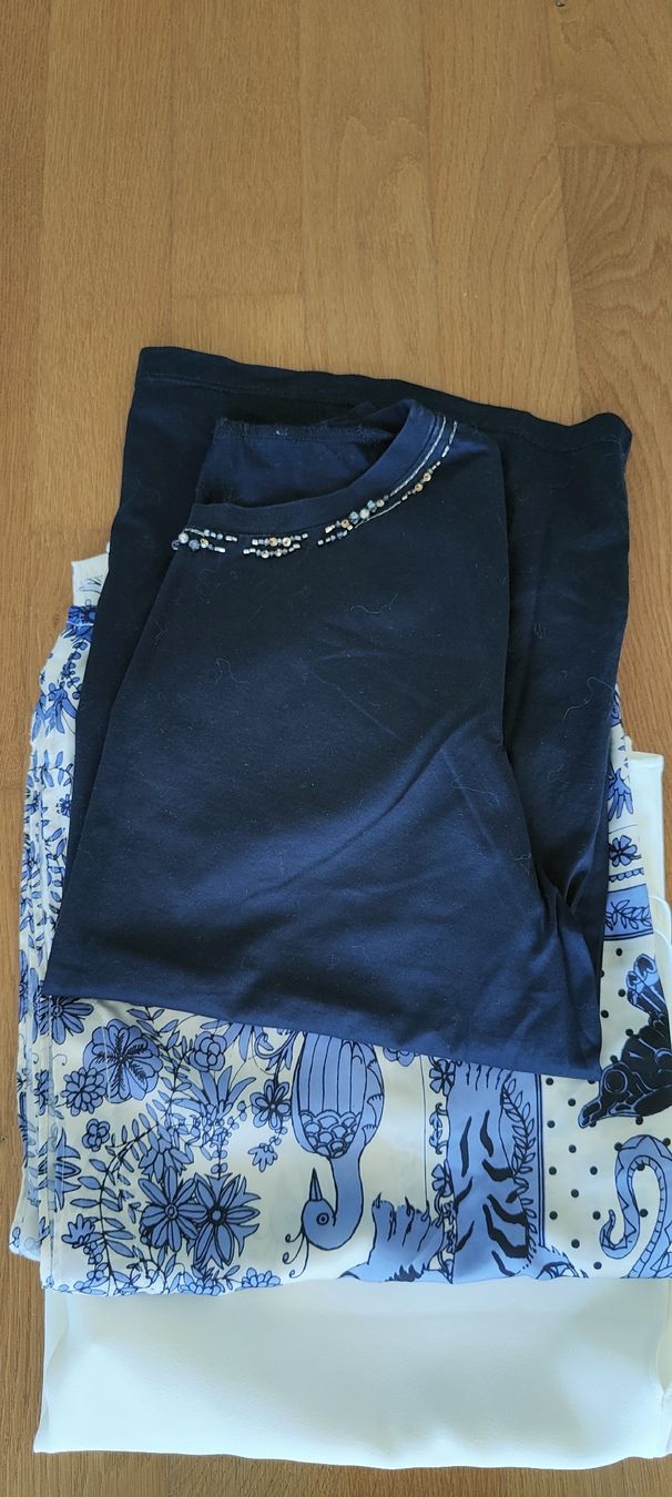 Top: Tops (size M-L) – Usato da Oberbuchsiten venduto da DianaLup