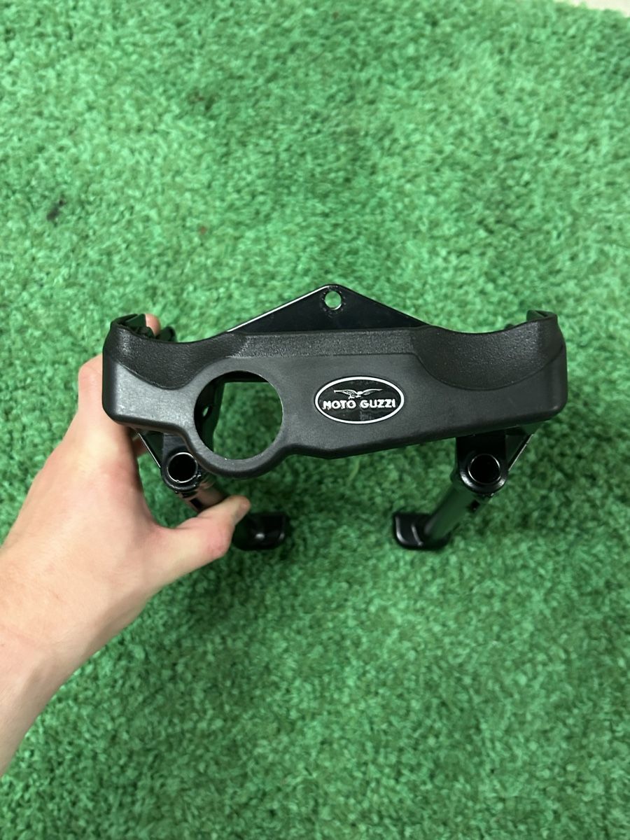 Moto Guzzi Tutti i ricambio per moto: Moto Guzzi V7 Zündschlosshalterung / Frontmaske – Usato da Root venduto da Loris_2006 1