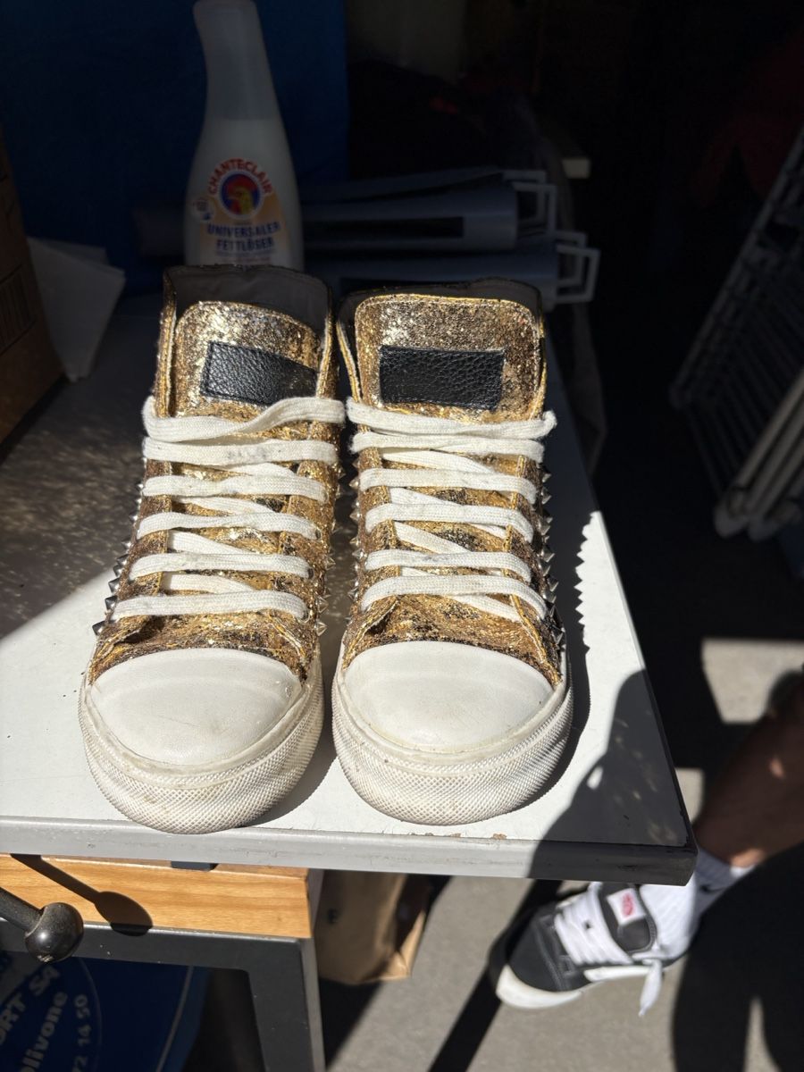 Scarpe da donna: Scarpe alte borchiate oro glitter  – Usato da Giubiasco venduto da mol_f9mf