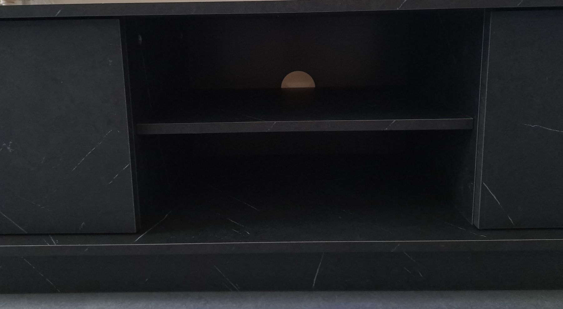 Mobili TV: Schwarzes Sideboard mit leichtem Marmormuster 144cm x 48cm – Usato da Wabern venduto da inf_wf8d 1