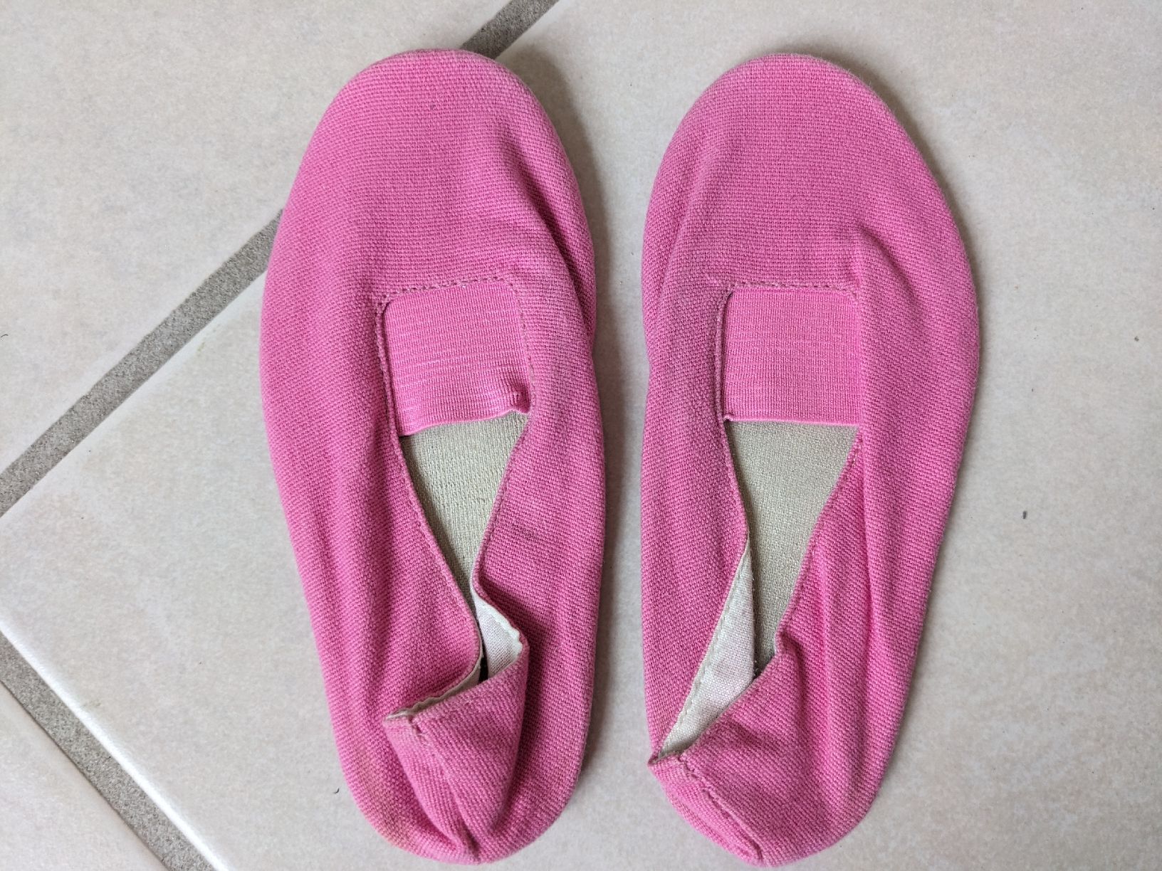 Scarpe per ragazze: Turntäppeli / Gymnastikschuhe Grösse 27 – Nuovo (secondo la descrizione) da Wald ZH venduto da andy_ch01