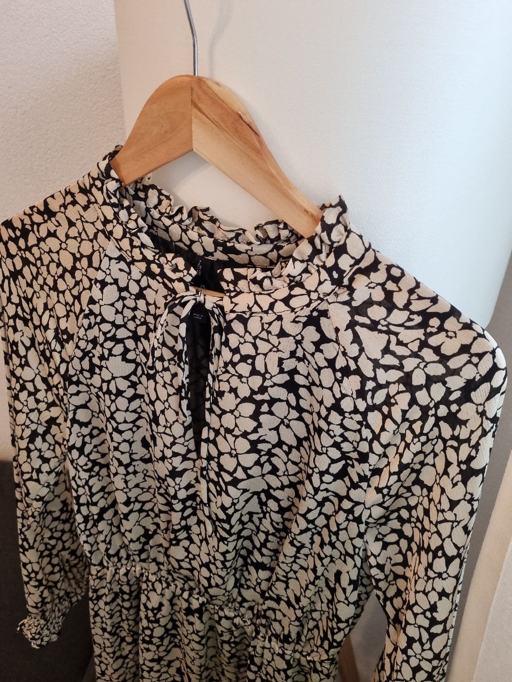 Mango Vestiti: MANGO Floral Dress Black/Beige – Nuovo (secondo la descrizione) da Aigle venduto da Smagbrelle18 4