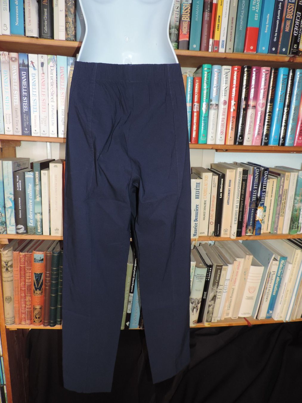Pantaloni: pantalon stretch bleu marine – Usato da Genève venduto da Axelle333 7