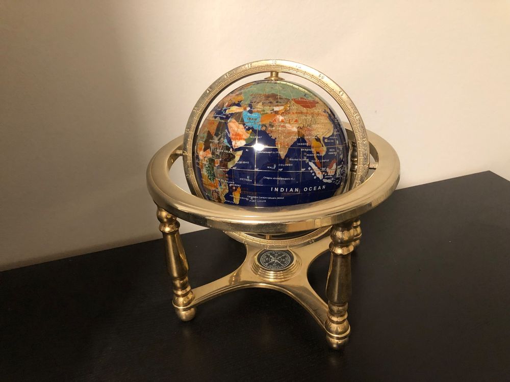 Globus Mit Edelsteinen