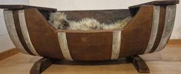 Hundebett Fass aus Holz mit Fell 