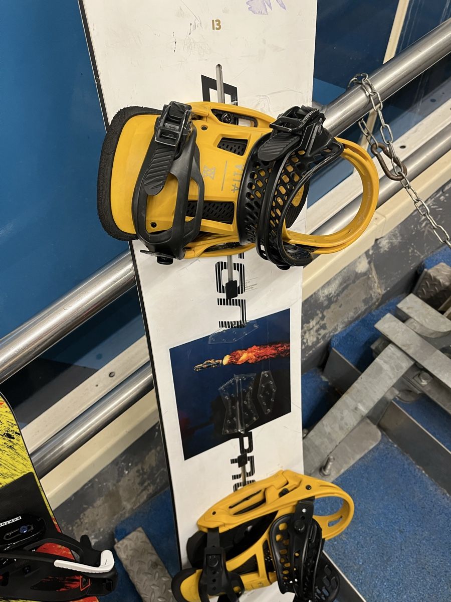 Board: Burton Snowboard mit Bindung – Usato da Zermatt venduto da B.15.v02 5
