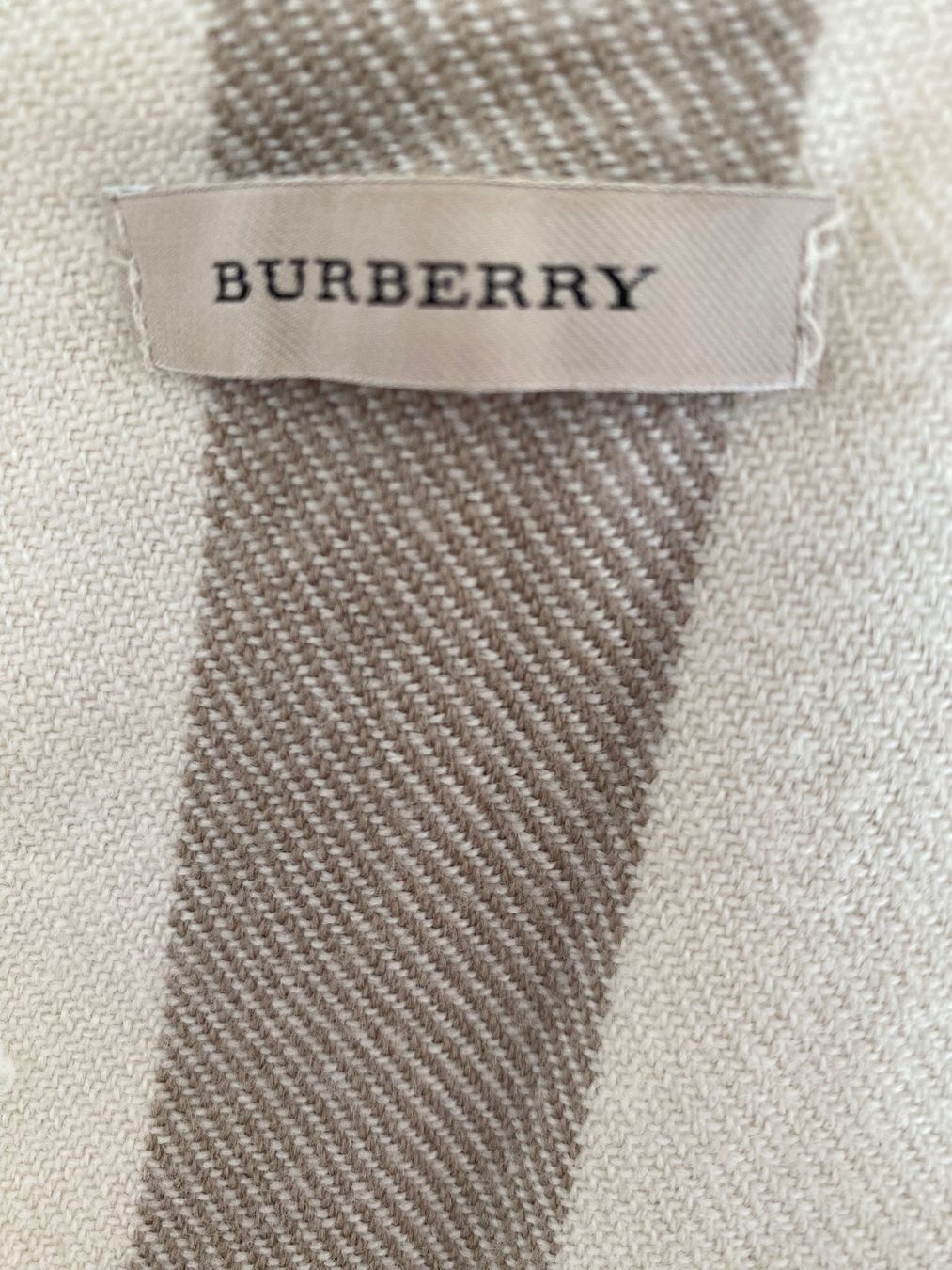 Burberry Sonstige Damenmode: Buerberry Cape/ Poncho – Gebraucht aus Triesen von vla_z6rh 2