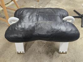 Weisser Hocker mit schwarzem Lederkissen