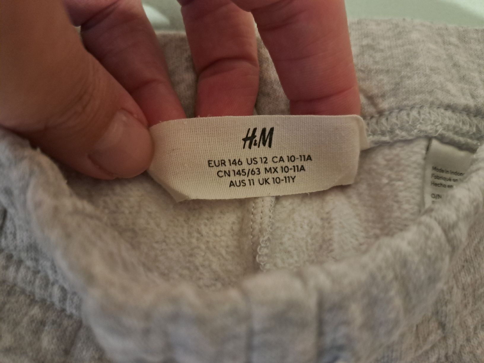 H&M Pantaloni: H&M kids grey joggers - Size 146 – Usato da Neuchâtel venduto da olibert 1