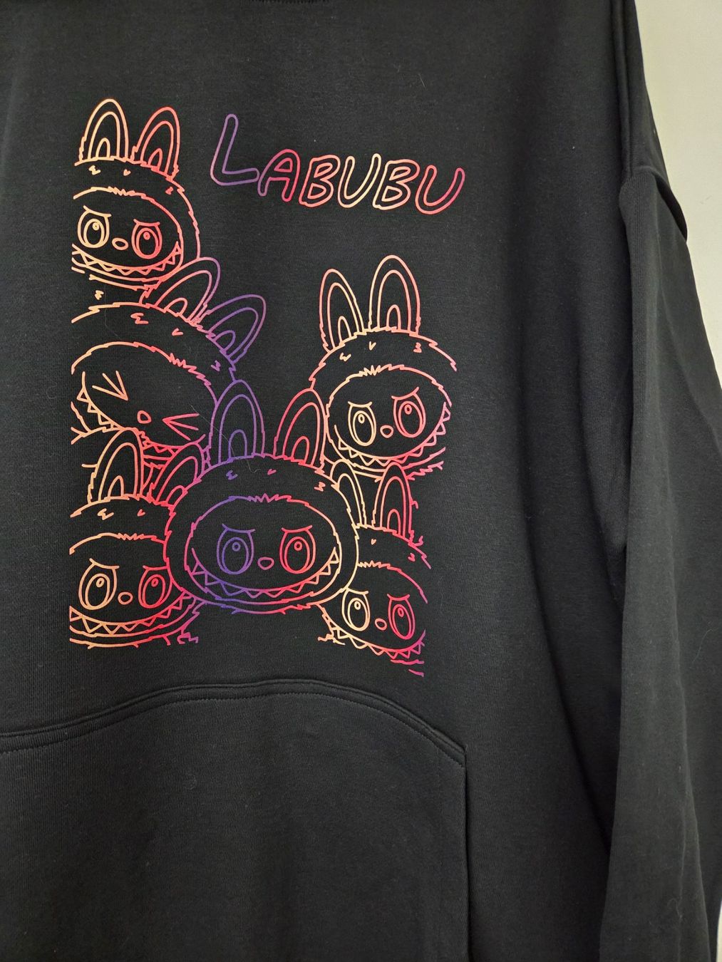 Maglioni & Felpe: Sweat à capuche  noir Labubu  taille L  NEUF – Nuovo e nell'imballaggio originale da St-Imier venduto da goodber 1