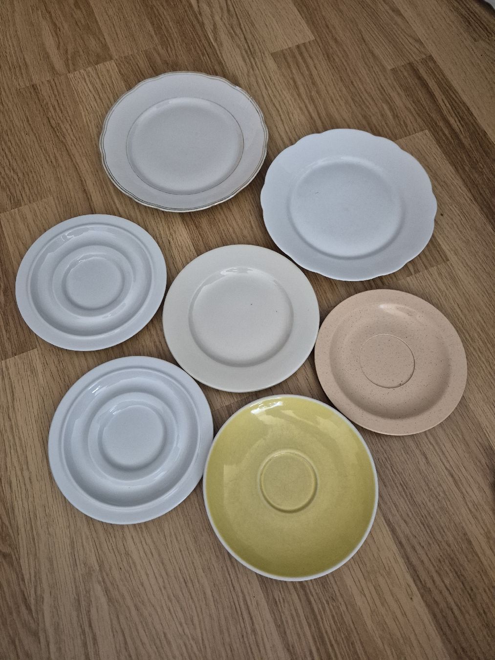 Teller: 7 Teller, verschiedene Farben – Gebraucht aus Langenthal von Polarisstern
