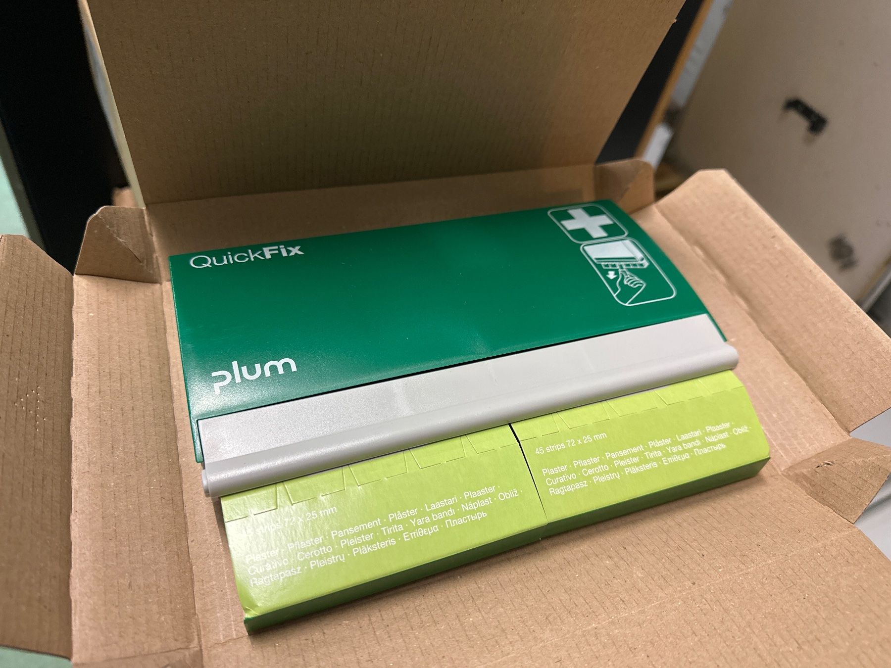 Kit di pronto soccorso: QuickFix Pflasterspender, elastische Pflaster f Wandmontage – Nuovo e nell'imballaggio originale da Necker venduto da liq24 2