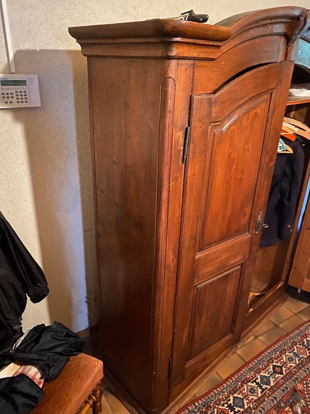 Armadi: Bauernschrank mit Schnitzereien, dunkles Holz – Usato da Muri b. Bern venduto da Chrigubern 1