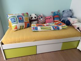 Kinderbett mit Matratze und Schubladen, Top Zustand!