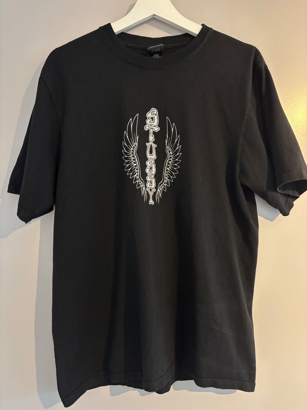 T-shirt: Stüssy Wings Shirt – Usato da Horgen venduto da zimtaoui