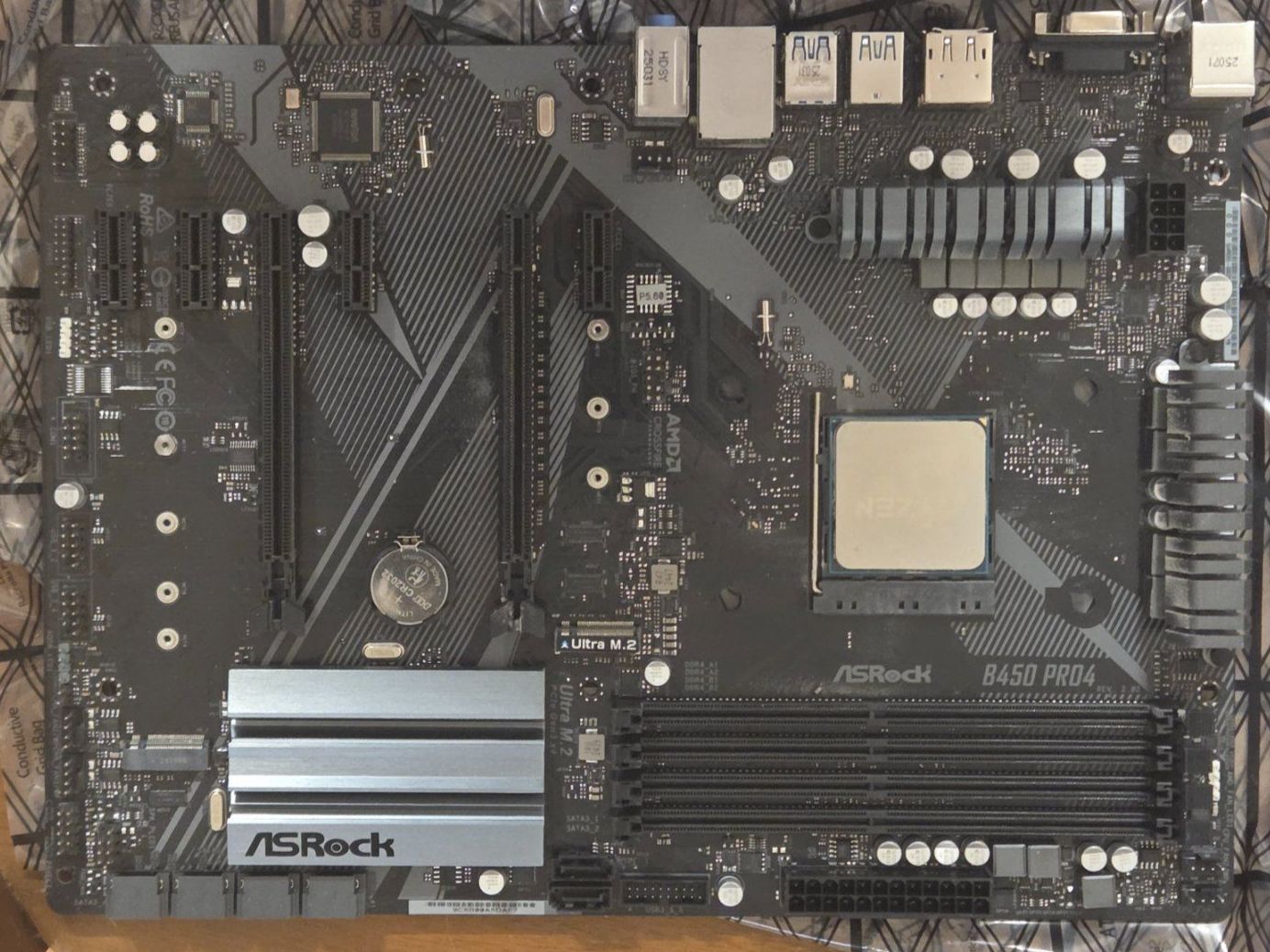 Asrock Schede madri: ASRock B450 PRO4 Mainboard mit AMD Ryzen 5 2600X CPU – Usato da Embrach venduto da Asterix80