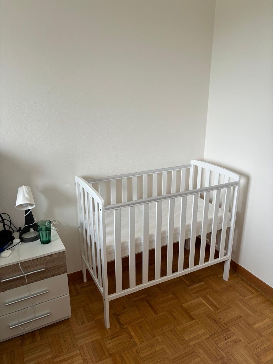 Letti: White Baby Cot bed and  canopy net Excellent Condition – Nuovo (secondo la descrizione) da Neuhausen venduto da nma_bx8d