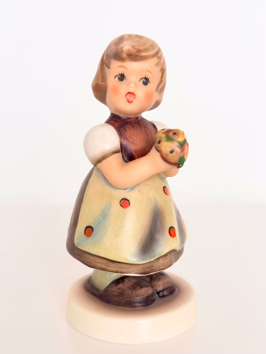 Hummel Figuren: Wunderschöne Goebel Hummel Figur Mädchen mit Blumenstrauss – Gebraucht aus Steinen von SputnikSweetheart