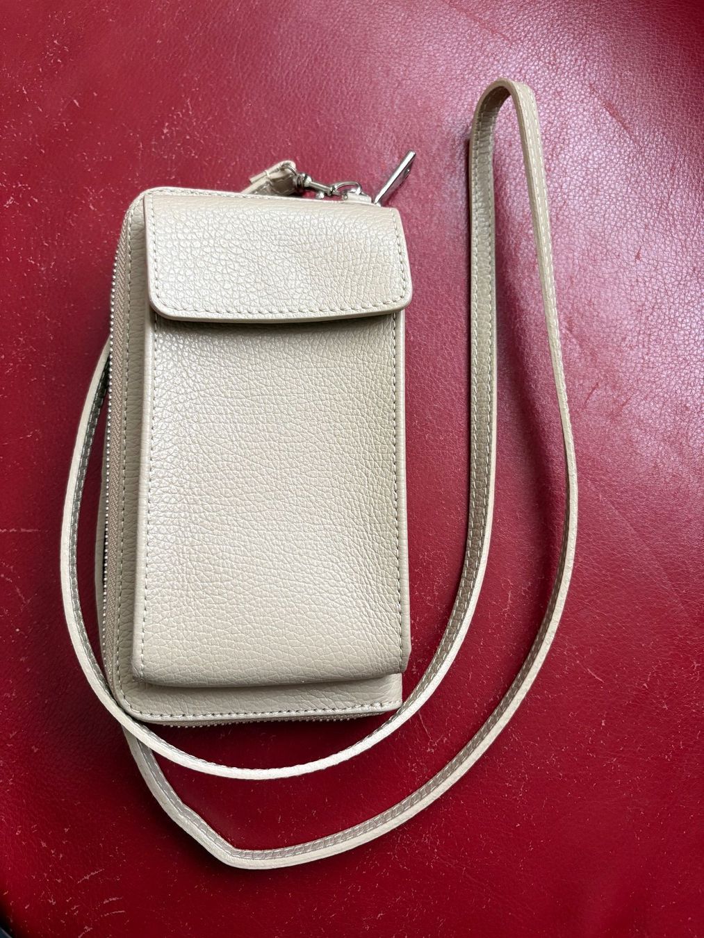 Vera Pelle Borse: Beige oder grüne Echtleder-Smartphone-Tasche mit Bändel – Nuovo (secondo la descrizione) da Oberweningen venduto da Gerini