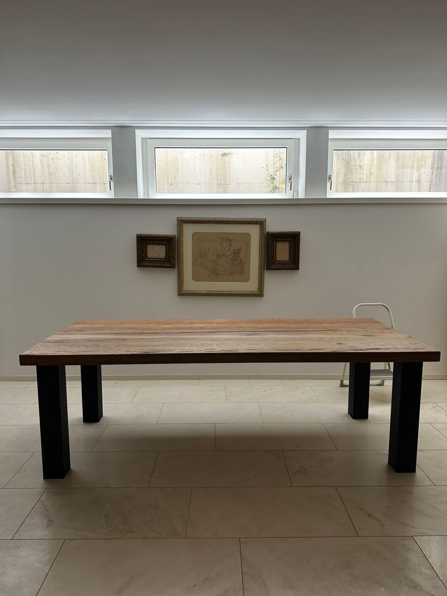 Tavoli: massiver Holztisch mit schwarzen Metallbeinen – Usato da Zürich venduto da oliceboy 2