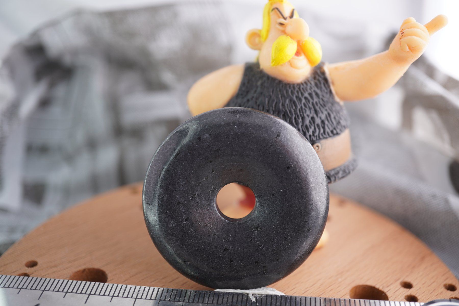 Minéraux & Lithothérapie: Schungit   Pi  Scheibe  ca40mm    ab  1.-     Räumung – Neuf avec emballage d'origine à Eschenbach SG par topstone 7