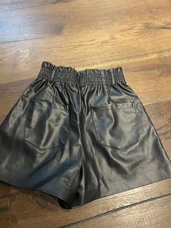 zara leder shorts