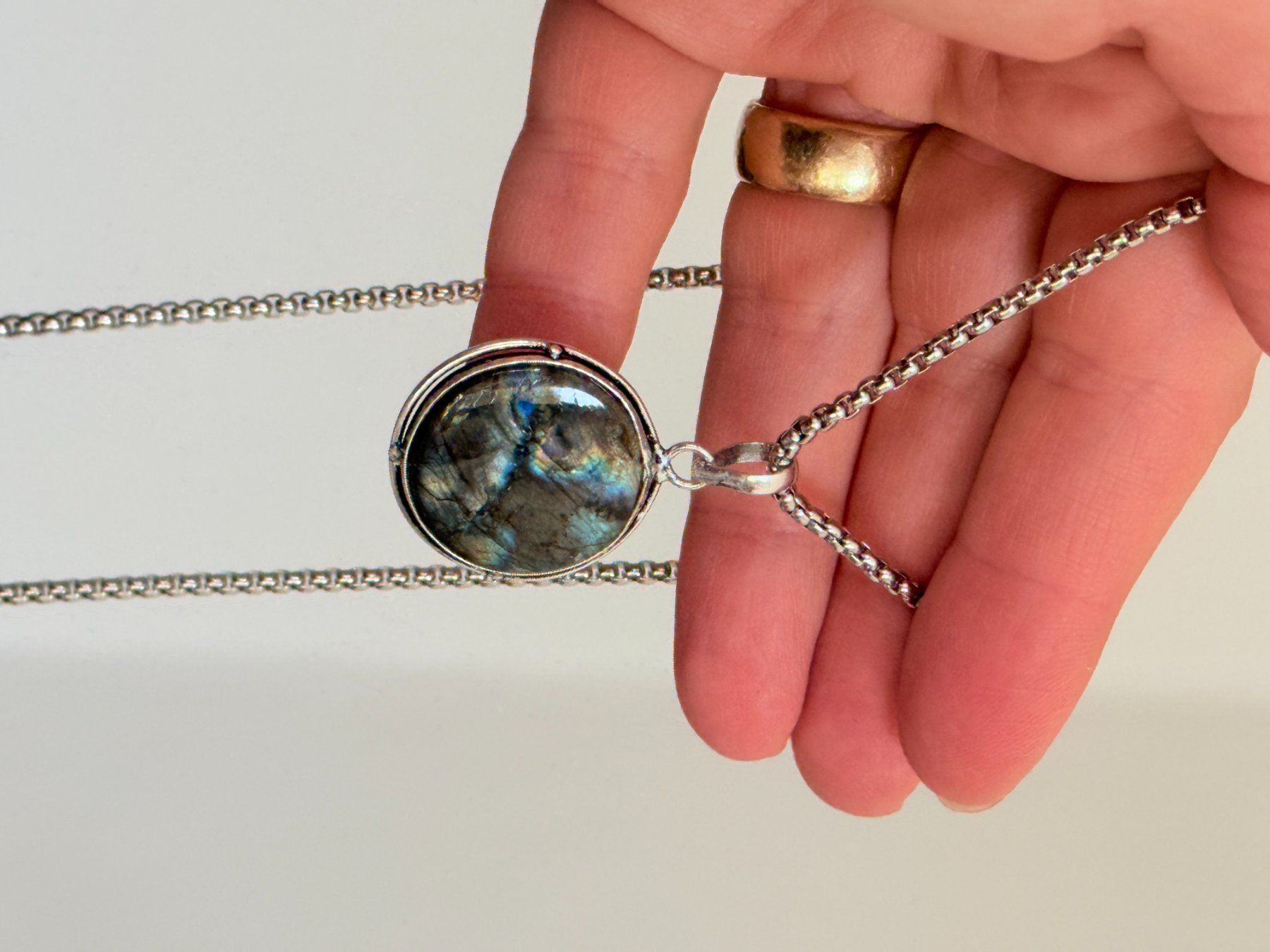 Ketten: Collier avec pendentif labradorite – Neu und originalverpackt aus Genève von AGBERG 2