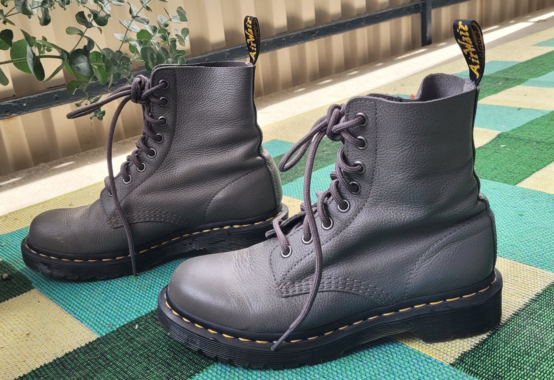 Dr. Martens Chaussures femmes: Doc Martens Stiefel in Grau – D'occasion à Olten par ali_p5tn 1