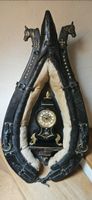 Wanddekoration mit Uhr und Pferdeköpfen aus Leder