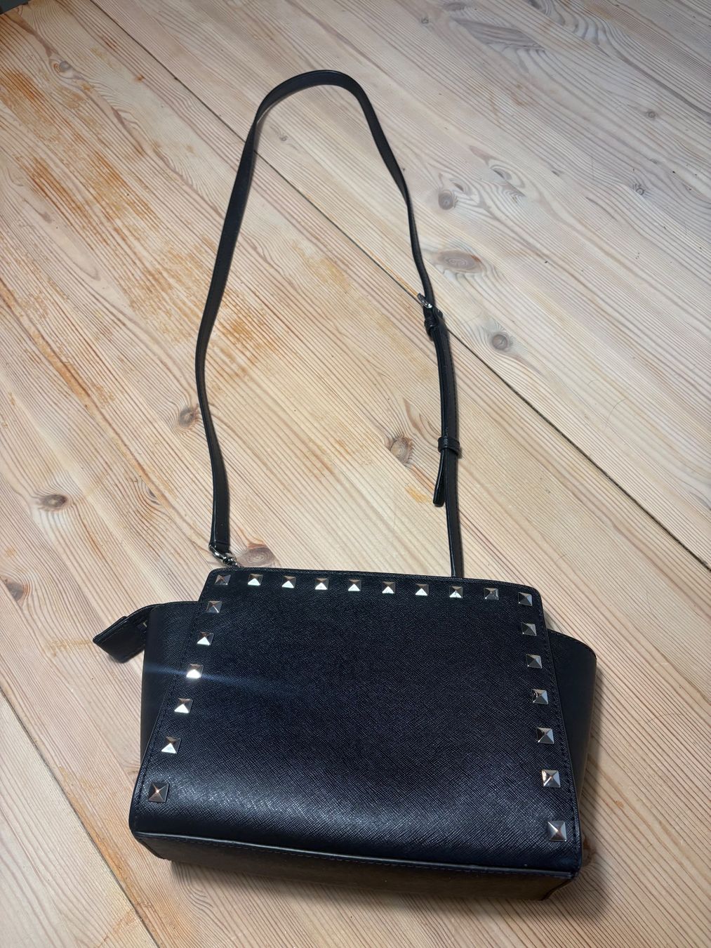 Michael Kors Taschen für Damen: Michael Kors black handbag with silver studs - chic! – Gebraucht aus Biel/Bienne von tam_r52h 3