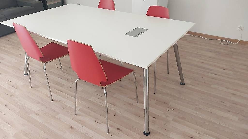 Tavoli: Table de réunion Ikea et 4 chaises – Usato da Nyon venduto da cochonours