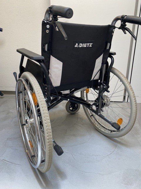 Chaises roulantes: Rollstuhl Dietz – D'occasion à Nürensdorf par Tantewela