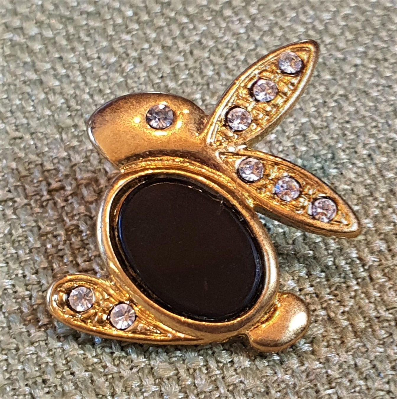 Figuren: C969  Pin Goldiger Hase Schwarzer Stein? – Gebraucht aus Reinach BL von Boston-Verkauf