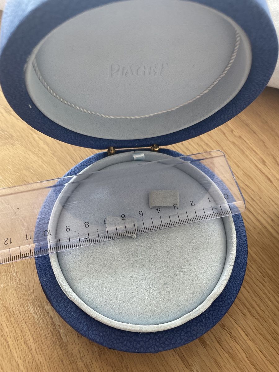 Vitrinen: Chanel glasses case and Piaget box – Defekt aus Neuchatel von shi_9fzw 2