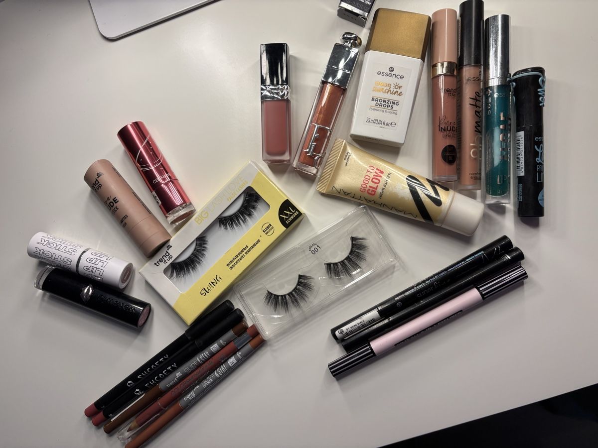 Dior Make-up: Huge Makeup Bundle - Dior, Essence, Lashes, anyone d More! – Usato da Merenschwand venduto da selenaaneles 1
