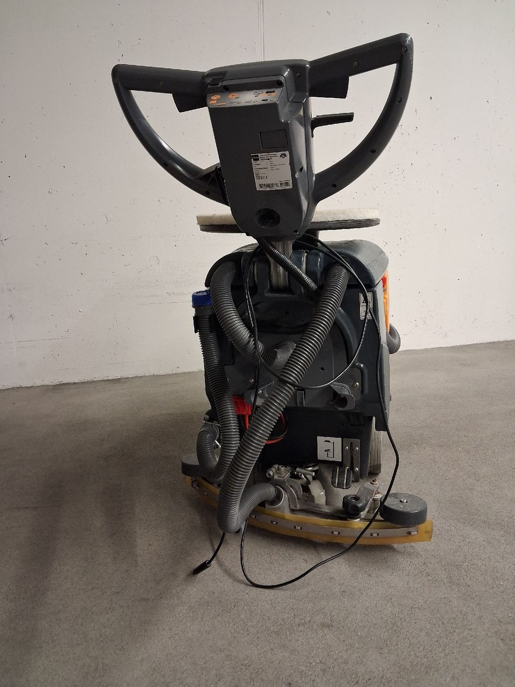 Tutte le macchine: scheuersaugmaschine  taski 450 b  – Usato da Büttikon AG venduto da for_gnt6 2