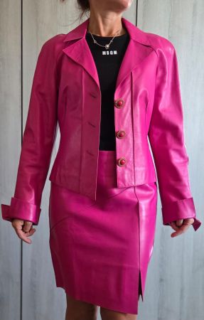 Ensemble en cuir, veste et jupe. Taille S.