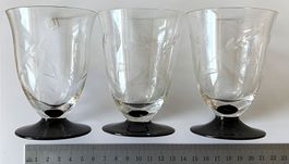 Gläser mit schwarzem Fuss, geschliffen, Konvolut von 19 Stk.