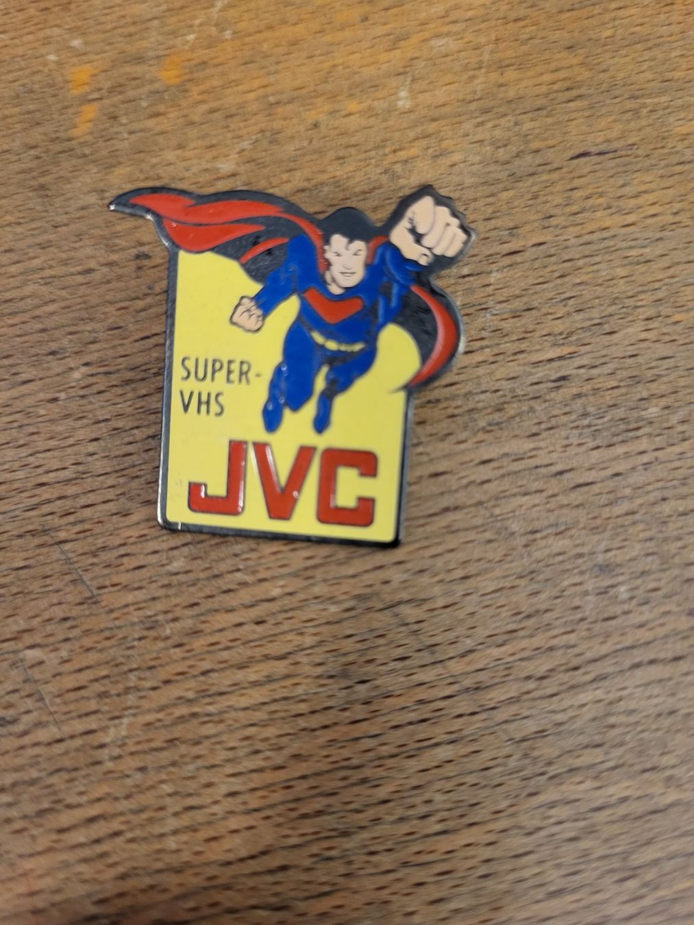 Placchette & Badge: Pin JVC Super VHS – Usato da Thun venduto da Kissthis