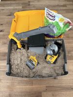 Kinetic Sand Baustellen Koffer + Sand Color grün
